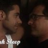 Seize ans après l'arrêt de La fëte à la maison, les deux acteurs sont toujours amis : dans cette vidéo, John Stamos dispense ses précieux conseils pour réaliser les meilleurs câlins avec l'aide de Bob Saget, août 2011.