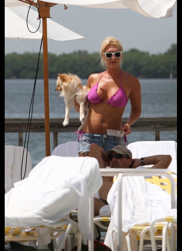 Brooke Hogan, surprise au bord d'une piscine à Miami, samedi 13 août 2011.