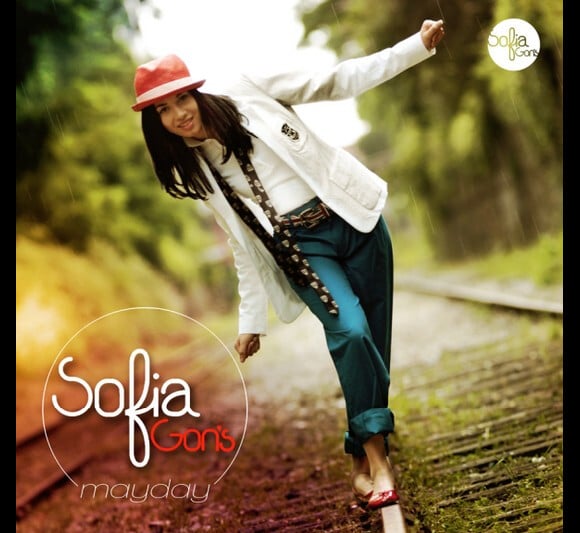 La chanteuse Sofia Gon's devait sortir son album Le marché des insolites à l'automne. Mayday en est le premier extrait. 