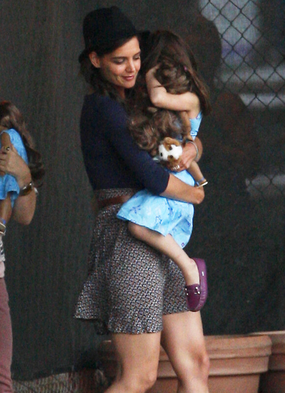 Katie Holmes et Suri arrivent à l'héliport, à New York. Le 17 août 2011