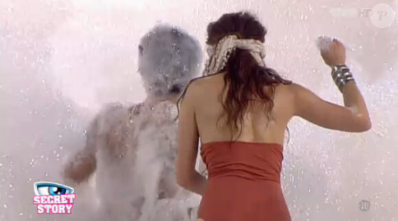 Simon entraîne sa Juliette sous la mousse dans Secret Story 5