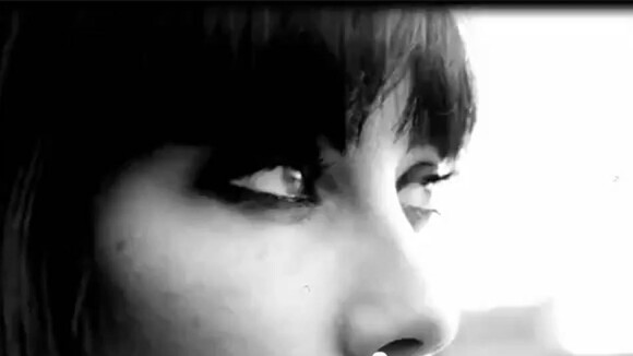 Mareva Galanter: Ses yeux noirs transpercent le clip 'How come' de Little Barrie