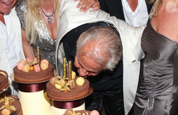 Massimo Gargia totalement ravi lors de son 71e anniversaire, aux Moulins de Ramatuelle, le 18 août 2011.