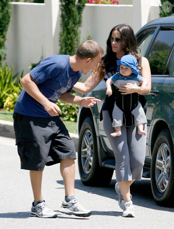 Alanis Morissette et son mari Souleye se promènent à Los Angeles avec leur fils Ever, le 18 août 2011