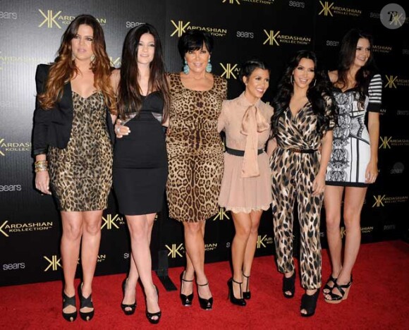Kim Kardashian etn compagnie de sa mère et de ses soeurs posent lors d'une soirée à Los Angeles en août 2011