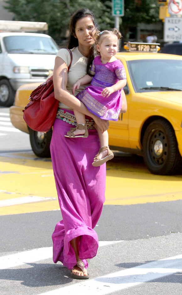 Padma Lakshmi et sa fille Krishna à New York le 19 août 2011