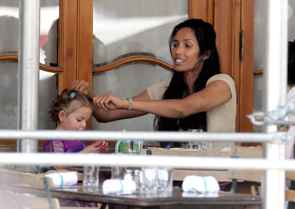 Padma Lakshmi et sa fille Krishna à New York le 19 août 2011