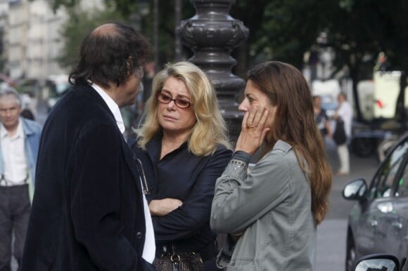 Catherine Deneuve et Chiara Mastroianni lors des obsèques de Raoul Ruiz à Paris le 23 août 2011