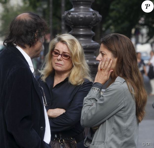 Catherine Deneuve et Chiara Mastroianni lors des obsèques de Raoul Ruiz à Paris le 23 août 2011