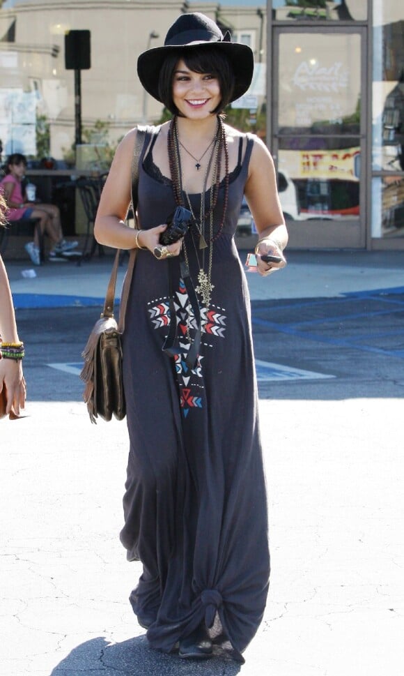 Avec cette association robe longue, chapeau, sautoirs et bandoulière, Vanessa Hudgens va beaucoup trop loin dans le style hippie chic. Elle devrait prendre exemple sur sa petite soeur Stella. Los Angeles, 3 août 2011