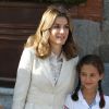 Letizia et Elena d'Espagne accueillent le Pape Benoit XVI au palais de la Zarzuela. Le 19 août 2011. Letizia a mis une jupe trop courte pour le protocole !