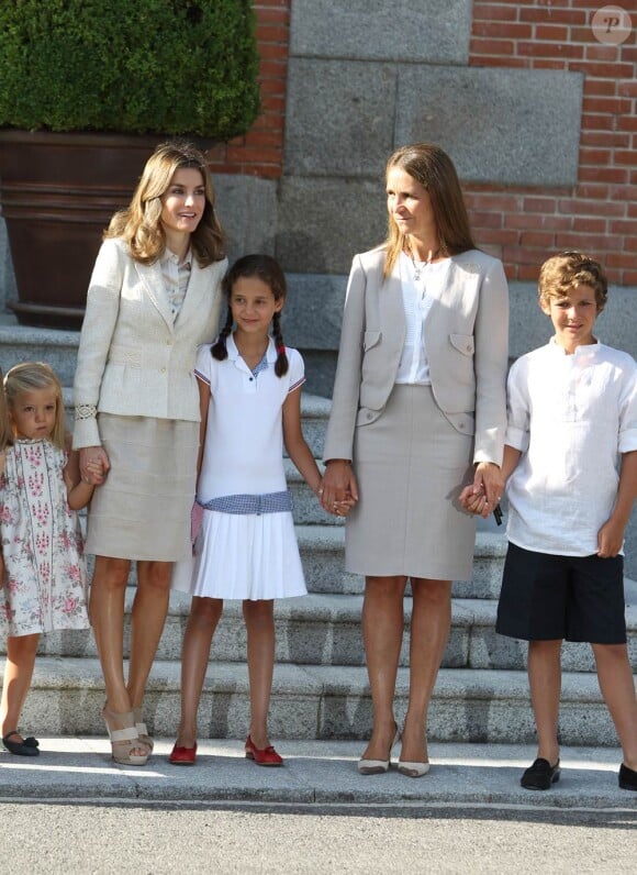 Letizia et Elena d'Espagne accueillent le Pape Benoit XVI au palais de la Zarzuela. Le 19 août 2011. Letizia a mis une jupe trop courte pour le protocole !