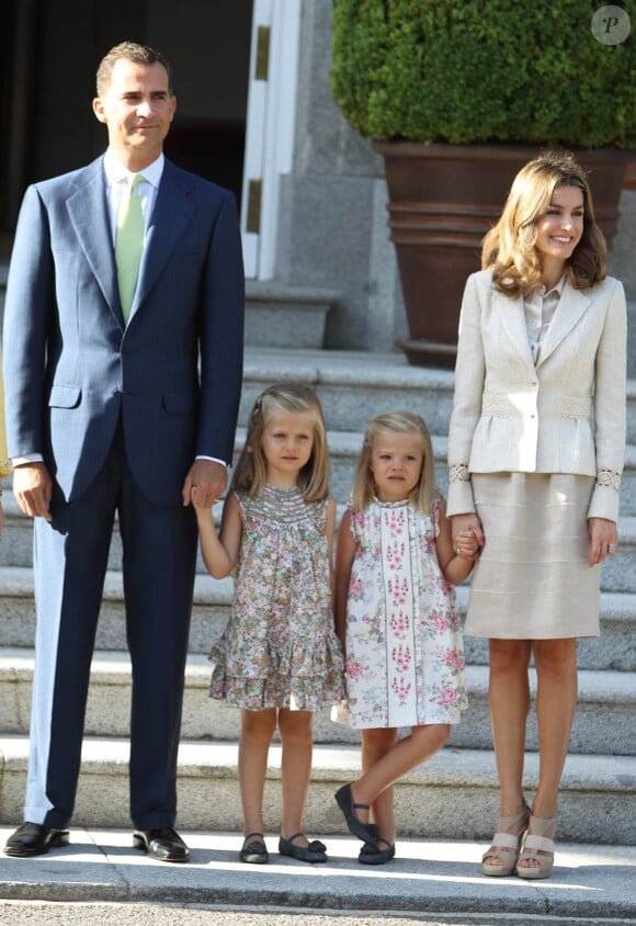 Letizia et Felipe d'Espagne accueillent le Pape Benoit XVI au palais de la Zarzuela. Le 19 août 2011
