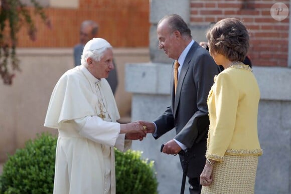 Le roi Juan carlos et la reine Sofia d'Espagne avec le Pape Benoit XVI au palais de la Zarzuela. Le 19 août 2011