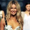 Jennifer Hawkins a ouvert le défilé Meyer en présentant ses maillots de bain Cosi lors de la Fashion Week à Sydney le 25 août 2011