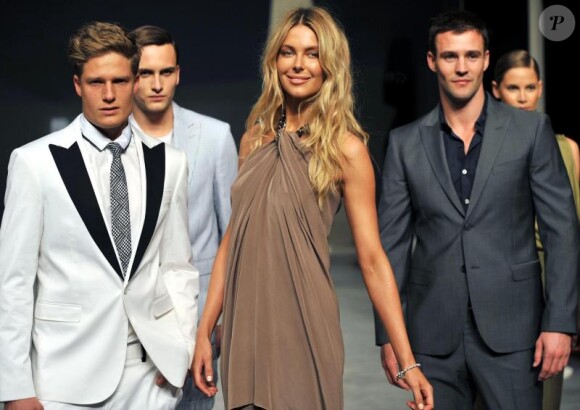 Jennifer Hawkins défile pour Meyer avec l'autre égérie de charme, le compagnon de Dannii Minogue, Kris Smith lors de la Fashion Week à Sydney le 25 août 2011