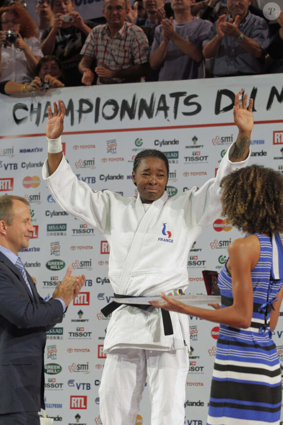 Audrey Tcheuméo, en larmes sur le podium après sa victoire lors des championnats du monde à Paris le 26 août 2011
