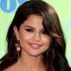 La Disney girl Selena Gomez, 19 ans, a déjà le charme piquant des plus grandes actrices latinas. Un teint caramel, des yeux noirs rehaussés par un smoky eye, et elle est prête pour un red carpet.