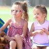 Violet et Seraphina, les filles de Jennifer Garner et de Ben Affleck, s'amusent ensemble dans un parc à Los Angeles, le 29 août 2011