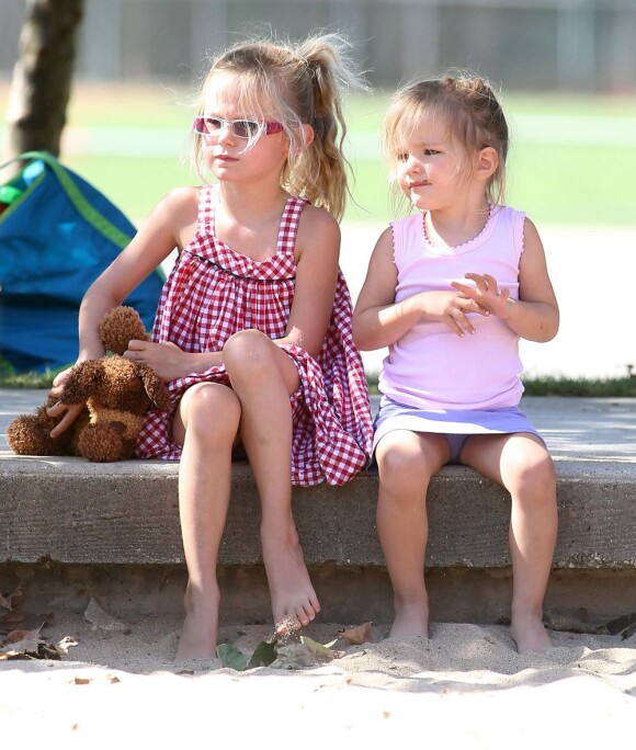 Violet et Seraphina, les filles de Jennifer Garner et de Ben Affleck, s'amusent ensemble dans un parc à Los Angeles, le 29 août 2011