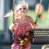 Violet, la fille aînée de Jennifer Garner et de Ben Affleck, s'amuse dans un parc à Los Angeles, le 29 août 2011