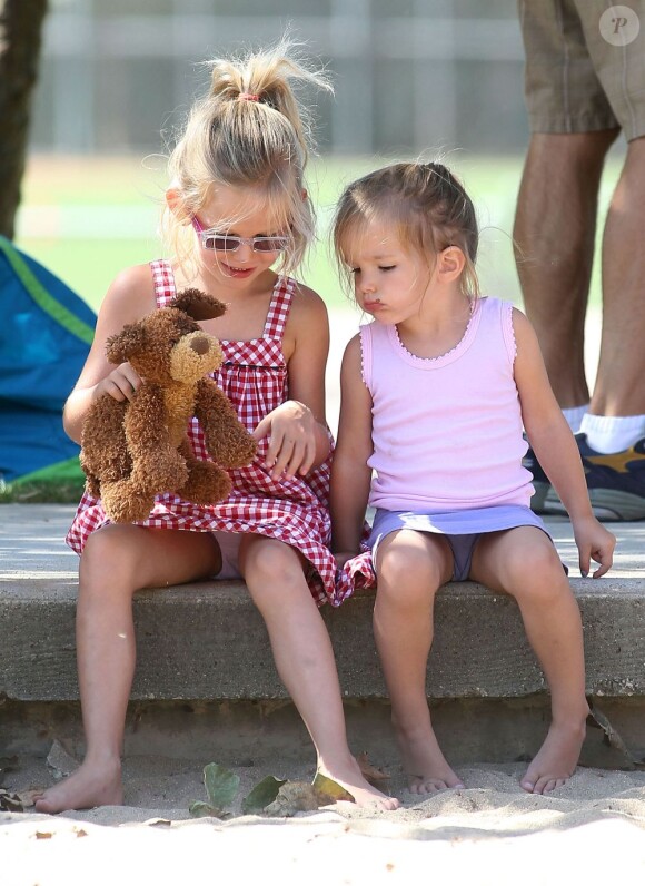 Violet et Seraphina, très complices, s'amusent ensemble dans un parc à Los Angeles, le 29 août 2011