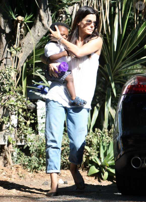 Sandra Bullock rentrant chez elle à Los Angeles le 29 août 2011 avec son petit Louis : Une vraie mère poule