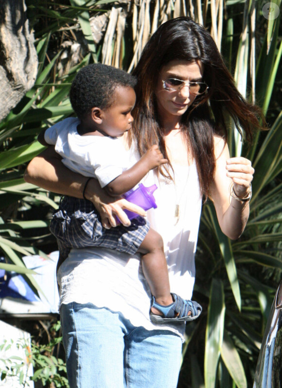 Sandra Bullock rentrant chez elle à Los Angeles le 29 août 2011 avec son petit Louis