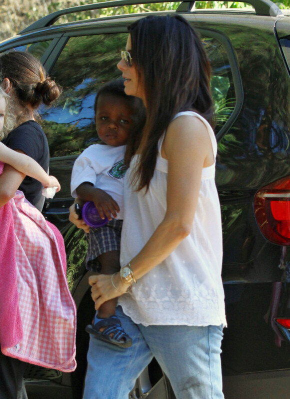 Sandra Bullock, sereine, rentrant chez elle à Los Angeles le 29 août 2011 avec son petit Louis