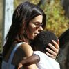 Sandra Bullock rentrant chez elle à Los Angeles le 29 août 2011 avec son petit Louis : elle ne manque pas de gestes tendres
