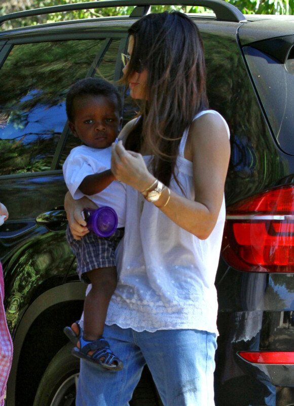 Sandra Bullock rentrant chez elle à Los Angeles le 29 août 2011 avec son petit Louis : un tableau plein de tendresse