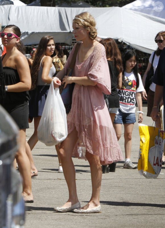 La chanteuse Taylor Swift, au marché aux puces de West Hollywood, joue la bohème avec sa robe brodée Free People. 28 août 2011.