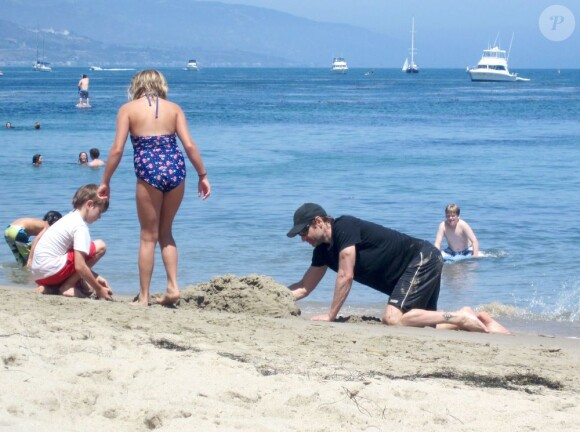 David Duchovny en juillet 2011 sur la plage à Malibu avec ses enfants