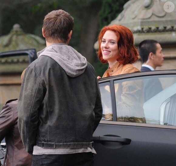 Scarlett Johansson et Jeremy Renner sur le tournage de The Avengers, à New York, le 2 septembre 2011.