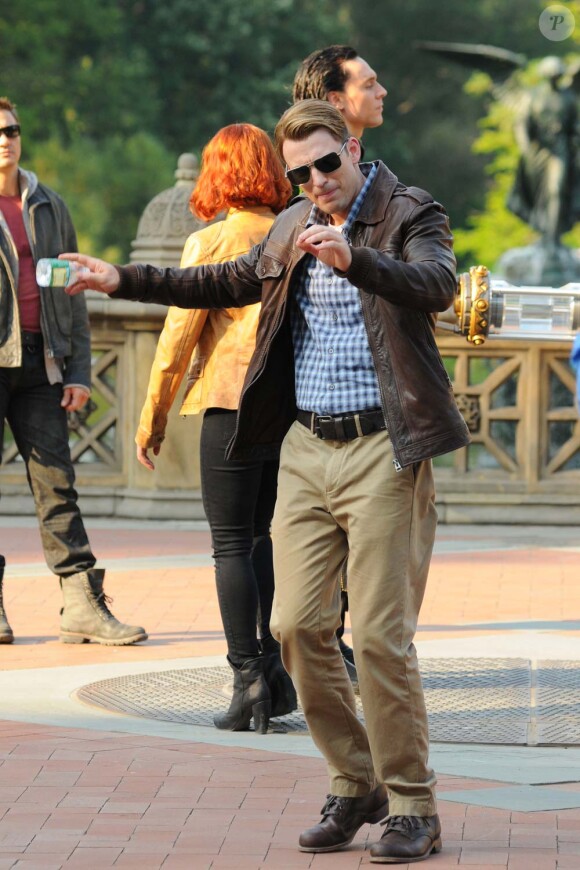 Chris Evans et Scarlett Johansson sur le tournage de The Avengers, à New York, le 2 septembre 2011.