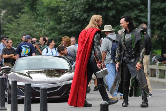 Chris Hemsworth et Tom Hiddleston sur le tournage de The Avengers, à New York, le 2 septembre 2011.