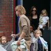 Brad Pitt et Angelina Jolie avec cinq de leurs six enfants, à Richmond le 4 septembre 2011