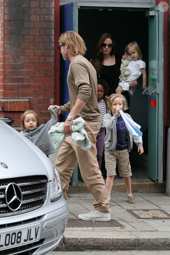 Brad Pitt et Angelina Jolie avec cinq de leurs six enfants, à Richmond le 4 septembre 2011