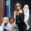 Brad Pitt et Angelina Jolie avec cinq de leurs six enfants, à Richmond le 4 septembre 2011