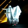 Paris Hilton, recouverte d'un drap à la façon d'un fantôme, ouvre le  concert du groupe DeadMau5, à Las Vegas, vendredi 2 septembre 2011.