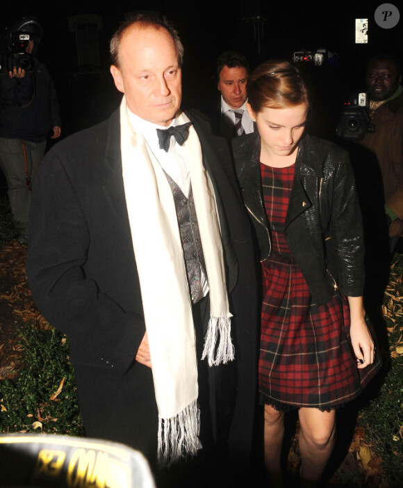 Emma Watson lors de la soirée des GQ Awards à Londres le 6 septembre 2011 : elle est accompagnée de son père, Chris Watson
