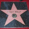 La légende du rock n'roll Buddy Holly recevait son étoile posthume sur le Walk of Fame d'Hollywood Boulevard le 7 septembre 2011, le jour où il aurait eu 75 ans, en présence notamment de sa veuve Maria Elena et de l'acteur Gary Busey, qui l'incarna dans The Buddy Holly Story.