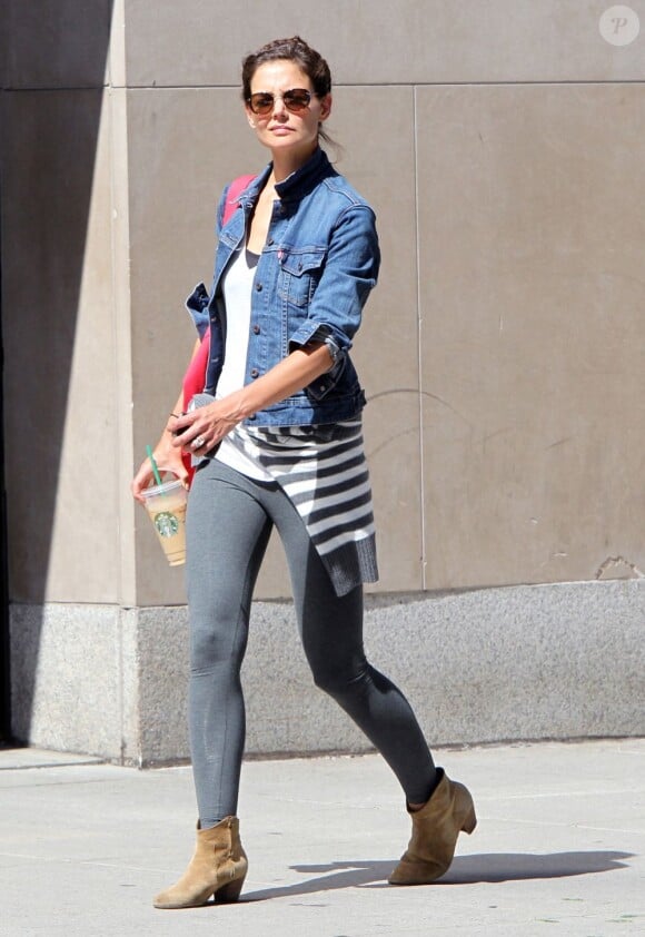 Katie Holmes se rend tôt le matin à la gym puis dans une librairie à New York, le 9 septembre 2011