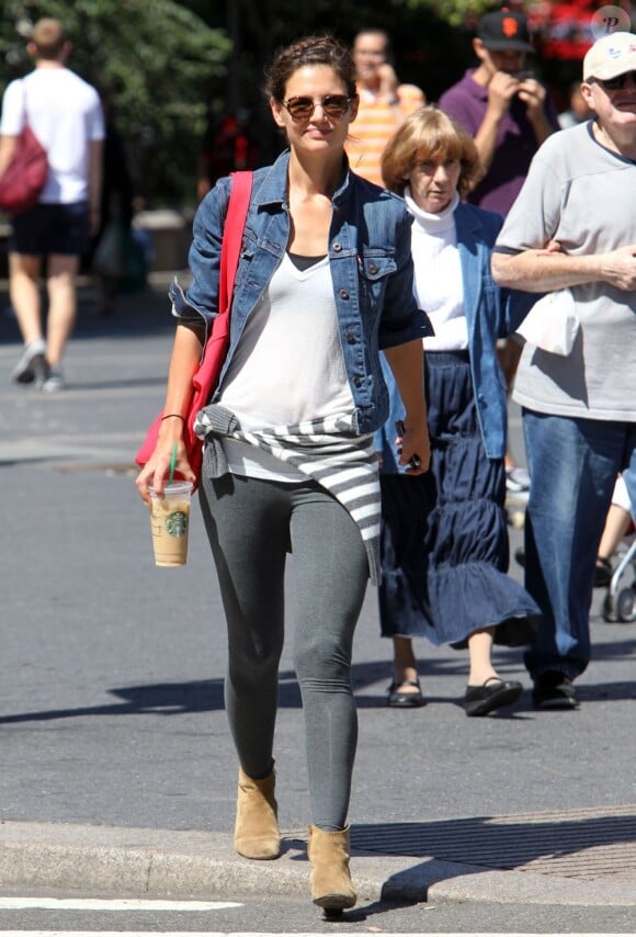 Katie Holmes se rend tôt le matin à la gym puis dans une librairie à New York, le 9 septembre 2011