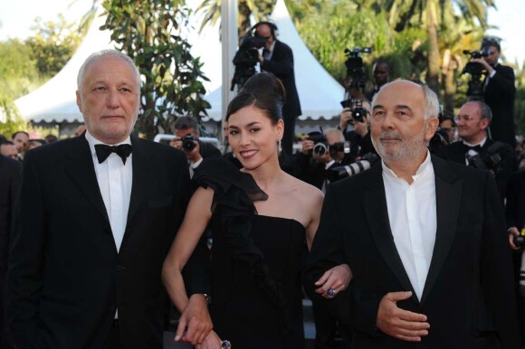 Olivia Ruiz entourée de Gérard Jugnot et François Berléand, à Cannes, le 15 mai 2011.
