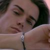 Gepffrey regarde le bracelet que lui a offert Marie a veille dans Secret Story 5