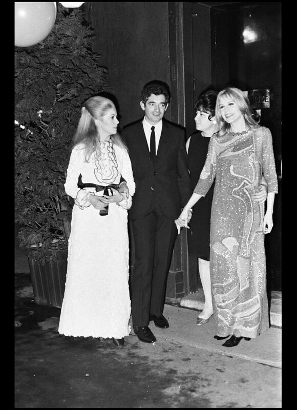 Jacques Demy en 1967, entouré de Catherine Deneuve, Régine et Françoise Dorléac