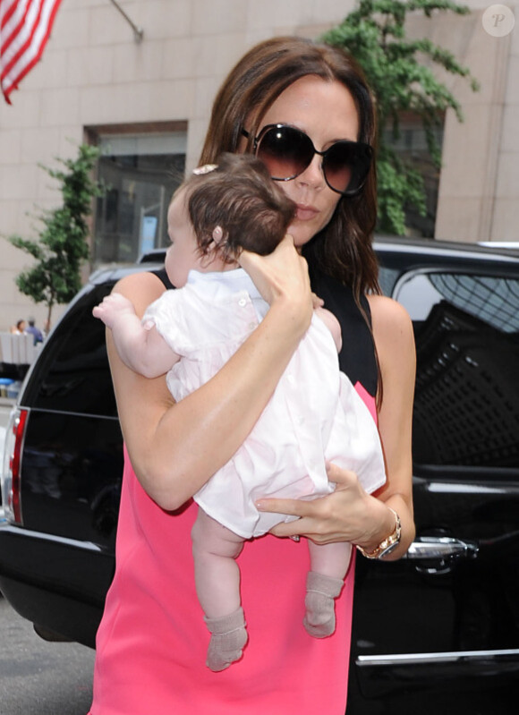 Victoria Beckham a emmené sa petit Harper de 2 mois faire du shopping en pleine Fashion Week new-yorkaise le 15 septembre 2011