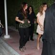 Jennifer Lopez se rend au restaurant avec des amis à Miami, le 16 septembre 2011