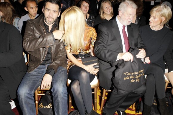Claudia Schiffer au défilé Roland Mouret à la Fashion Fringe, un show organisé en marge de la Fashion Week londonienne le 17 septembre 2011